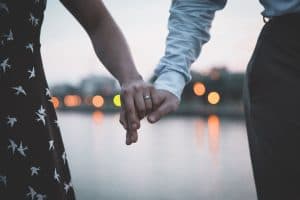 זוג מחזיק ידיים