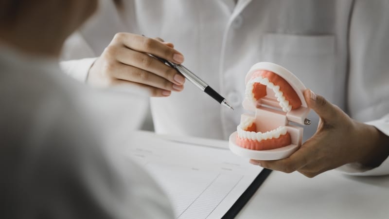 טעויות נפוצות בטיפולי שיניים שעלולות לגרום לנזק